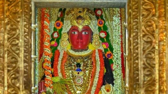 ಪೊಳಲಿ ಶ್ರೀ ರಾಜರಾಜೇಶ್ವರಿ ದೇವಸ್ಥಾದಲ್ಲಿ ನಡೆಯುವ ವಾರ್ಷಿಕ ಜಾತ್ರೋತ್ಸವಕ್ಕೆ ಕಲ್ಲಂಗಡಿ ಹಣ್ಣೇ ಪ್ರಸಾದವೆಂಬ ನಂಬಿಕೆ ಇದೆ. ಮಾರ್ಚ್ ನಿಂದ ಎಪ್ರಿಲ್ ವರೆಗೆ ನಡೆಯುವ ಒಂದು ತಿಂಗಳ ಜಾತ್ರೆಯ ವೇಳೆ ಸಂತೆಯಲ್ಲಿ ಕಲ್ಲಂಗಡಿ ಹಣ್ಣಿನದ್ದೇ ಭರ್ಜರಿ ವ್ಯಾಪಾರ. ದೇವಸ್ಥಾನಕ್ಕೆ ಬರುವ ಭಕ್ತರು ಇಲ್ಲಿ ಕಲ್ಲಂಗಡಿ ಹಣ್ಣನ್ನು ಎಷ್ಟು ಹಣಕೊಟ್ಟಾದರೂ ಖರೀದಿಸುತ್ತಾರೆ.