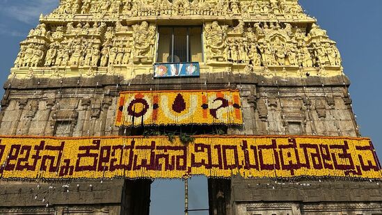 ಹಾಸನ ಜಿಲ್ಲೆಯ ಬೇಲೂರಿನಲ್ಲಿ ಶ್ರೀ ಚೆನ್ನಕೇಶವ ದೇವರ ರಥೋತ್ಸವ ಸಂಭ್ರಮ,  ಸಡಗರದಿಂದ ಗುರುವಾರ ಬೆಳಿಗ್ಗೆ ನೆರವೇರಿತು.  