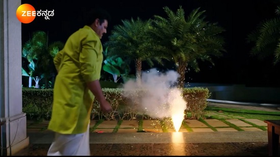 ಪಟಾಕಿ ಡಮ್‌ಡುಂ ಎಂದು ಸಿಡಿದಿದೆ. ಈ ಸದ್ದಿಗೆ ಕೋಣೆಯಲ್ಲಿ ಮಲಗಿದ್ದ ಭಾಗ್ಯಮ್ಮಳಿಗೆ ಎಚ್ಚರವಾಗಿದೆ. ಆಕೆ ಬೆಚ್ಚಿ ಬಿದ್ದಿದ್ದಾರೆ.