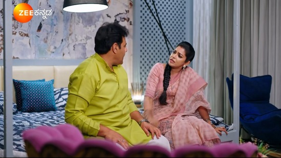 ಕ್ರಿಕೆಟ್‌ ಮ್ಯಾಚ್‌ ನೋಡುತ್ತ ಗೌತಮ್‌ ಖುಷಿಯಾಗಿದ್ದಾರೆ. ಮ್ಯಾಚ್‌ ಗೆದ್ದ ಖುಷಿಗೆ ಏನಾದರೂ ಮಾಡಬೇಕು ಎಂದೆನಿಸಿದೆ. ಸ್ಟಾಕ್‌ನಲ್ಲಿರುವ ಪಟಾಕಿಯನ್ನು ತೆಗೆದುಕೊಂಡು ಹಚ್ಚಿದ್ದಾರೆ. 