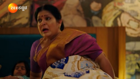 ಇಂದಿನ ಸಂಚಿಕೆಯ ಮತ್ತೊಂದು ಪ್ರೊಮೊವನ್ನು ಜೀ ಕನ್ನಡ ಬಿಡುಗಡೆ ಮಾಡಿದೆ. ಇದರಲ್ಲಿ ಮಹತ್ವದ ಘಟನೆಯೊಂದು ಕಾಣಿಸಿದೆ. ಗೌತಮ್‌ ಹಚ್ಚಿದ ಪಟಾಕಿ ಸದ್ದಿಗೆ ಭಾಗ್ಯಮ್ಮ ಎಚ್ಚರಗೊಂಡಿದ್ದಾರೆ. ದಿಗಿಲಿನಿಂದ ಮನೆಯ ಹೊರಗೆ ಬಂದಿದ್ದಾರೆ. 