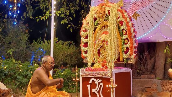 ಬೊಳುವಾರು ಸಮೀಪ ಪುತ್ತೂರು ಮಹಾಲಿಂಗೇಶ್ವರ ದೇವಸ್ಥಾನದ ಅರ್ಚಕರ ಪೈಕಿ ಒಬ್ಬರಾಧ ಉದಯ ಭಟ್ ಅವರ ಮನೆ ಆವರಣದ ದೇವರ ಕಟ್ಟೆಯಲ್ಲಿ ಪೂಜೆ ಸ್ವೀಕರಿಸಿದರು.