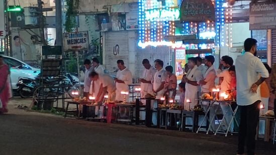 ಮಂಗಳೂರು, ಉಪ್ಪಿನಂಗಡಿ ಭಾಗದಿಂದ ಪುತ್ತೂರು ಬಸ್‌ ನಿಲ್ದಾಣಕ್ಕೆ ಹೋಗುವ ಮುಖ್ಯರಸ್ತೆಯಲ್ಲಿ ಬೊಳುವಾರು ಮೂಲಕ ಶ್ರೀ ದೇವರ ಸವಾರಿ ಸಾಗಿದ್ದು, ಅಂಗಡಿ ಮುಂಗಟ್ಟುಗಳವರು ಕೂಡ ತಮ್ಮ ಅಂಗಡಿಗಳ ಎದುರು ಟೇಬಲ್ ಇಟ್ಟು ದೀಪ ಹಚ್ಚಿ ದೇವರನ್ನು ಬರಮಾಡಿಕೊಳ್ಳಲು ನಿಂತಿದ್ದ ದೃಶ್ಯ ಇದು.