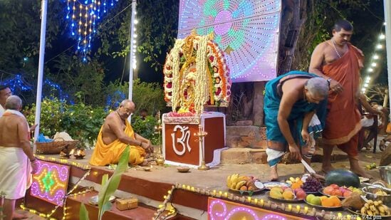 ದೇವರ ಕಟ್ಟೆಯಲ್ಲಿ ವಿರಮಿಸಿದ ಮಹಾಲಿಂಗೇಶ್ವರ ದೇವರಿಗೆ ಪೂಜೆ ನಡೆಯುವಾಗ ಭಕ್ತರು, ಹಣ್ಣುಕಾಯಿ, ಹೂವುಗಳನ್ನು ಕೊಟ್ಟು ಪೂಜೆ ಮಾಡಿಸುತ್ತಾರೆ. ಇಲ್ಲಿ ಕೂಡ ಕೆಲವರಿಗೆ ಪ್ರಸಾದ ನೀಡಿ ದೇವರು ಸವಾರಿ ಮುಂದುವರಿಸಿದರು.