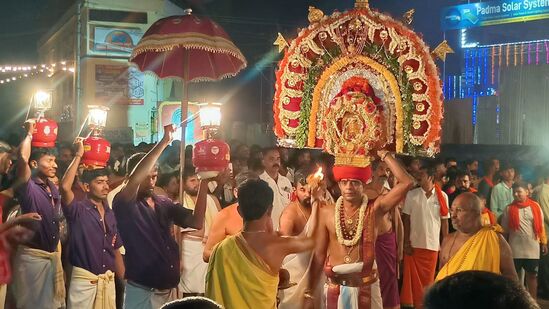 ಭಕ್ತರು ಎಲ್ಲೆಲ್ಲಿ ಆರತಿ ಬೆಳಗುವುದಕ್ಕೆ ವ್ಯವಸ್ಥೆ ಮಾಡಿದ್ದಾರೋ ಅಲ್ಲೆಲ್ಲ ದೇವರು ನಿಂತು ಆರತಿ ಸ್ವೀಕರಿಸಿ, ಹೂವು ಮುಡಿಗೇರಿಸಿಕೊಂಡು, ನೈವೇದ್ಯ ತಗೊಂಡು, ಪ್ರಸಾದ ಕೊಡುತ್ತ ಮುಂದೆ ಸವಾರಿ ಮುಂದುವರಿಸಿದರು.