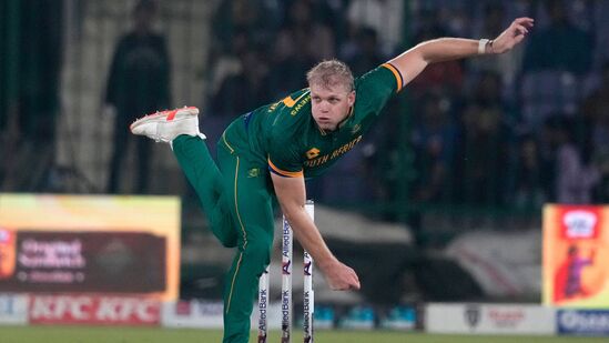 ದಕ್ಷಿಣ ಆಫ್ರಿಕಾದ ಆಟಗಾರ 2024ರ ಡಿಸೆಂಬರ್‌ನಲ್ಲಿ ಜೋಹಾನ್ಸ್‌ಬರ್ಗ್‌ನಲ್ಲಿ ಪಾಕಿಸ್ತಾನ ವಿರುದ್ಧದ ಏಕದಿನ ಪಂದ್ಯದ ಮೂಲಕ ಅಂತಾರಾಷ್ಟ್ರೀಯ ಕ್ರಿಕೆಟ್‌ಗೆ ಪದಾರ್ಪಣೆ ಮಾಡಿದರು. ದಕ್ಷಿಣ ಆಫ್ರಿಕಾ ಪರ ಒಂದು ಟೆಸ್ಟ್ ಮತ್ತು ಎರಡು ಏಕದಿನ ಪಂದ್ಯಗಳನ್ನು ಮಾತ್ರ ಆಡಿದ್ದಾರೆ. ಆದರೆ, ಫ್ರಾಂಚೈಸಿ ಕ್ರಿಕೆಟ್‌ನಲ್ಲಿ ಇವರು ಹೆಚ್ಚು ಸುದ್ದಿಯಲ್ಲಿದ್ದಾರೆ.