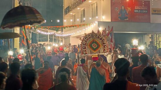 ಮಯೂರ, ಬೊಳುವಾರು, ಕರ್ಮಲ ಸೇರಿ ಕೆಲವು ಕಡೆ ಮಹಾಲಿಂಗೇಶ್ವರ ದೇವರ ಕಟ್ಟೆಗಳಿದ್ದು ಅಲ್ಲಿ ದೇವರು ಕೆಲ ನಿಮಿಷ ವಿರಮಿಸಿ ಪೂಜೆ ಸ್ವೀಕರಿಸಿ ಮುಂದುವರಿಯುವುದು ವಾಡಿಕೆ. ಹಾಗೆ ಮಯೂರ ಕಟ್ಟೆಗೆ ದೇವರು ಪ್ರವೇಶಿಸುತ್ತಿದ್ದ ಸಂದರ್ಭದ ನೋಟ.