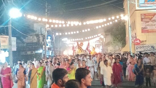 ಪುತ್ತೂರು ಮಹಾಲಿಂಗೇಶ್ವರ ದೇವರ ಪೇಟೆ ಸವಾರಿ, ಭಕ್ತರ ಸಂಭ್ರಮ ಸಡಗರಗಳ ನೋಟ.