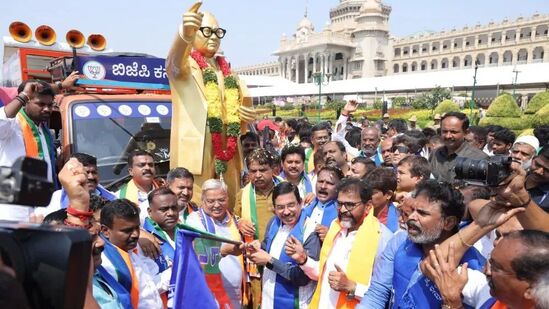 ಕರ್ನಾಟಕ ಬಿಜೆಪಿ ಆಯೋಜಿಸಿರುವ ಭೀಮ ಹೆಜ್ಜೆ ಕಾರ್ಯಕ್ರಮಕ್ಕೆ ಕೇಂದ್ರ ಸಚಿವ ಪ್ರಲ್ಹಾದ ಜೋಶಿ ಚಾಲನೆ ನೀಡಿದರು. ಕರ್ನಾಟಕ ಬಿಜೆಪಿ ಆಯೋಜಿಸಿರುವ ಭೀಮ ಹೆಜ್ಜೆ ಕಾರ್ಯಕ್ರಮಕ್ಕೆ ಕೇಂದ್ರ ಸಚಿವ ಪ್ರಲ್ಹಾದ ಜೋಶಿ ಚಾಲನೆ ನೀಡಿದರು.