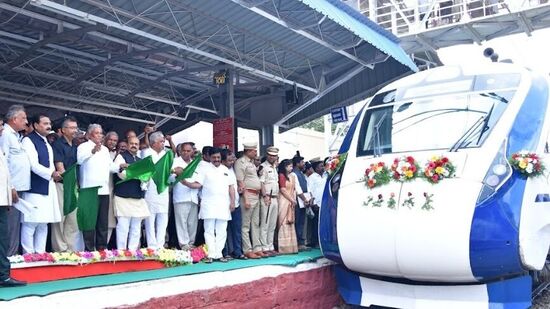 ಹಾವೇರಿಯಲ್ಲಿ ವಂದೇ ಭಾರತ್ ರೈಲು ನಿಲುಗಡೆಗೆ ಚಾಲನೆ ನೀಡಲಾಗಿದೆ. ಹಾವೇರಿಯಲ್ಲಿ ವಂದೇ ಭಾರತ್ ರೈಲು ನಿಲುಗಡೆಗೆ ಚಾಲನೆ ನೀಡಲಾಗಿದೆ.