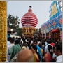 ಸಾವಿರ ಸೀಮೆಯ ಒಡತಿ ಪೊಳಲಿ ಶ್ರೀ ರಾಜರಾಜೇಶ್ವರಿ ಅಮ್ಮನವರ ದೇವಸ್ಥಾನದ ಸುದೀರ್ಘ ಒಂದು ತಿಂಗಳ ಕಾಲದ ವಾರ್ಷಿಕ ಜಾತ್ರೆಯ ನಿಮಿತ್ತ ವೈಭವದ ಮಹಾರಥೋತ್ಸವ ಗುರುವಾರ (ಏಪ್ರಿಲ್ 10) ಸಂಜೆ ನಡೆಯಿತು. ಭಕ್ತರ ಜಯಘೋಷದ ನಡುವೆ ರಥೋತ್ಸವ ಸಂಪನ್ನಗೊಂಡಿತು. <p>ಸಾವಿರ ಸೀಮೆಯ ಒಡತಿ ಪೊಳಲಿ ಶ್ರೀ ರಾಜರಾಜೇಶ್ವರಿ ಅಮ್ಮನವರ ದೇವಸ್ಥಾನದ ಸುದೀರ್ಘ ಒಂದು ತಿಂಗಳ ಕಾಲದ ವಾರ್ಷಿಕ ಜಾತ್ರೆಯ ನಿಮಿತ್ತ ವೈಭವದ ಮಹಾರಥೋತ್ಸವ ಗುರುವಾರ (ಏಪ್ರಿಲ್ 10) ಸಂಜೆ ನಡೆಯಿತು. ಭಕ್ತರ ಜಯಘೋಷದ ನಡುವೆ ರಥೋತ್ಸವ ಸಂಪನ್ನಗೊಂಡಿತು. </p>