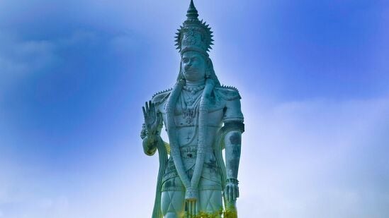 ಹನುಮ ಜಯಂತಿಯಂದು ರಾಶಿಗಳಿಗೆ ಅನುಗುಣವಾಗಿ ಏನೆಲ್ಲಾ ಪರಿಹಾರ ಕ್ರಮಗಳನ್ನು ಅನುಸರಿಸಬೇಕೆಂಬುದನ್ನು ಇಲ್ಲಿ ವಿವರಿಸಲಾಗಿದೆ. ಹನುಮ ಜಯಂತಿಯಂದು ರಾಶಿಗಳಿಗೆ ಅನುಗುಣವಾಗಿ ಏನೆಲ್ಲಾ ಪರಿಹಾರ ಕ್ರಮಗಳನ್ನು ಅನುಸರಿಸಬೇಕೆಂಬುದನ್ನು ಇಲ್ಲಿ ವಿವರಿಸಲಾಗಿದೆ.