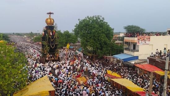 ಮುಗಿಲು ಮುಟ್ಟಿದ ಹರ್ಷೋದ್ಗಾರ, ಎಲ್ಲಿ ನೋಡಿದರೂ ಜನಸಾಗರ, ಹಣ್ಣು ಸಮಪಿ೯ಸಿ ಭಕ್ತಿ ಮೆರೆದ ಭಕ್ತರ ನಡುವೆ ವಿಜಯಪುರ ಜಿಲ್ಲೆಯ ಗೊಲ್ಲಾಳೇಶ್ವರ ರಥೋತ್ಸವ ಜರುಗಿತು,