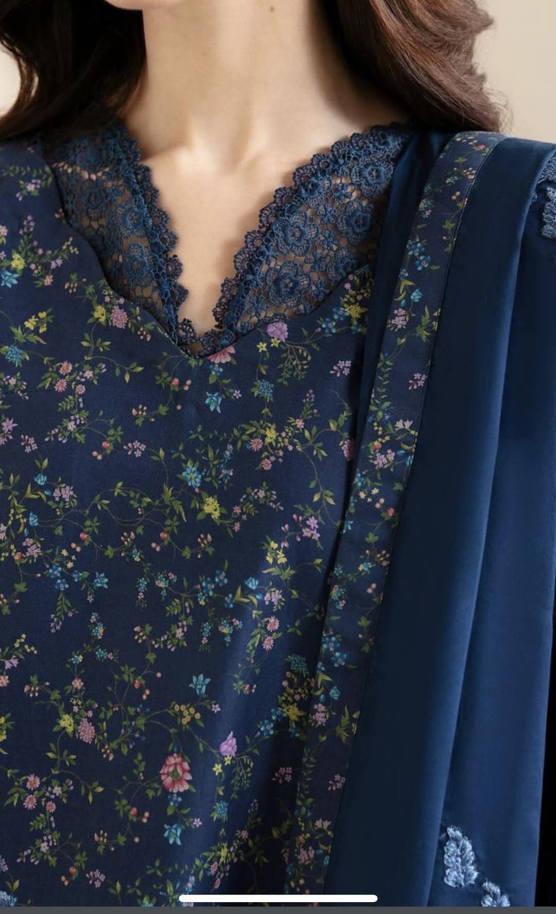 ಪ್ರಿಂಟೆಡ್ ಕುರ್ತಾವನ್ನು ವಿಶೇಷವಾಗಿಸಲು, ಕಾಲರ್ ವಿನ್ಯಾಸವನ್ನು ಈ ರೀತಿ ಲೇಸ್ ಸಹಾಯದಿಂದ ಹೊಲಿಯಿರಿ. ವಿ ನೆಕ್ಲೈನ್ ಹೊಂದಿರುವ ಈ ಮಾದರಿಯು ದಪ್ಪ ಮಹಿಳೆಯರಿಗೆ ಆಕರ್ಷಕ ನೋಟವನ್ನು ನೀಡುತ್ತದೆ. ಪ್ರಿಂಟೆಡ್ ಕುರ್ತಾವನ್ನು ವಿಶೇಷವಾಗಿಸಲು, ಕಾಲರ್ ವಿನ್ಯಾಸವನ್ನು ಈ ರೀತಿ ಲೇಸ್ ಸಹಾಯದಿಂದ ಹೊಲಿಯಿರಿ. ವಿ ನೆಕ್ಲೈನ್ ಹೊಂದಿರುವ ಈ ಮಾದರಿಯು ದಪ್ಪ ಮಹಿಳೆಯರಿಗೆ ಆಕರ್ಷಕ ನೋಟವನ್ನು ನೀಡುತ್ತದೆ.