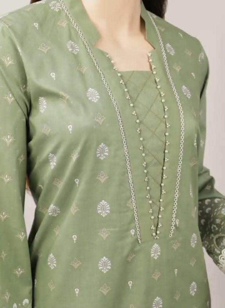 ನೀವು ದಿನನಿತ್ಯ ಧರಿಸುವ ಕುರ್ತಾದ ಮೇಲೆ ಈ ರೀತಿಯ ಮ್ಯಾಂಡರಿನ್ ಕಾಲರ್ ಹೊಂದಿರುವ ವಿ ನೆಕ್ಲೈನ್ ಅನ್ನು ಹೊಲಿಯಿರಿ. ಈ ಮುಂಭಾಗದ ನೆಕ್ಲೈನ್ ಸುಂದರವಾದ ನೋಟವನ್ನು ನೀಡುತ್ತದೆ. ನೀವು ದಿನನಿತ್ಯ ಧರಿಸುವ ಕುರ್ತಾದ ಮೇಲೆ ಈ ರೀತಿಯ ಮ್ಯಾಂಡರಿನ್ ಕಾಲರ್ ಹೊಂದಿರುವ ವಿ ನೆಕ್ಲೈನ್ ಅನ್ನು ಹೊಲಿಯಿರಿ. ಈ ಮುಂಭಾಗದ ನೆಕ್ಲೈನ್ ಸುಂದರವಾದ ನೋಟವನ್ನು ನೀಡುತ್ತದೆ.