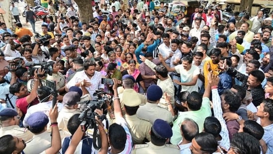 ಹುಬ್ಬಳ್ಳಿಯಲ್ಲಿ ಭುಗಿಲೆದ್ದ ಆಕ್ರೋಶ ಹುಬ್ಬಳ್ಳಿಯಲ್ಲಿ ಭುಗಿಲೆದ್ದ ಆಕ್ರೋಶ
