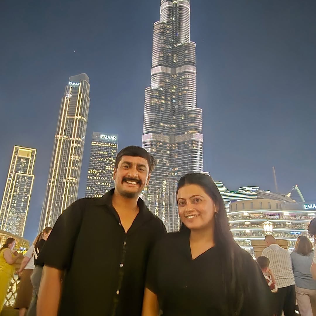 ದುಬೈನಲ್ಲಿನ ಬುರ್ಜ್ ಖಲೀಫಾ ಟವರ್ ಬಳಿ ಜೋಡಿಯಾಗಿ ನಿಂತು ಫೋಟೋ ಕ್ಲಿಕ್ಕಿಸಿಕೊಂಡಿದ್ದಾರೆ. ದುಬೈನಲ್ಲಿನ ಬುರ್ಜ್ ಖಲೀಫಾ ಟವರ್ ಬಳಿ ಜೋಡಿಯಾಗಿ ನಿಂತು ಫೋಟೋ ಕ್ಲಿಕ್ಕಿಸಿಕೊಂಡಿದ್ದಾರೆ.