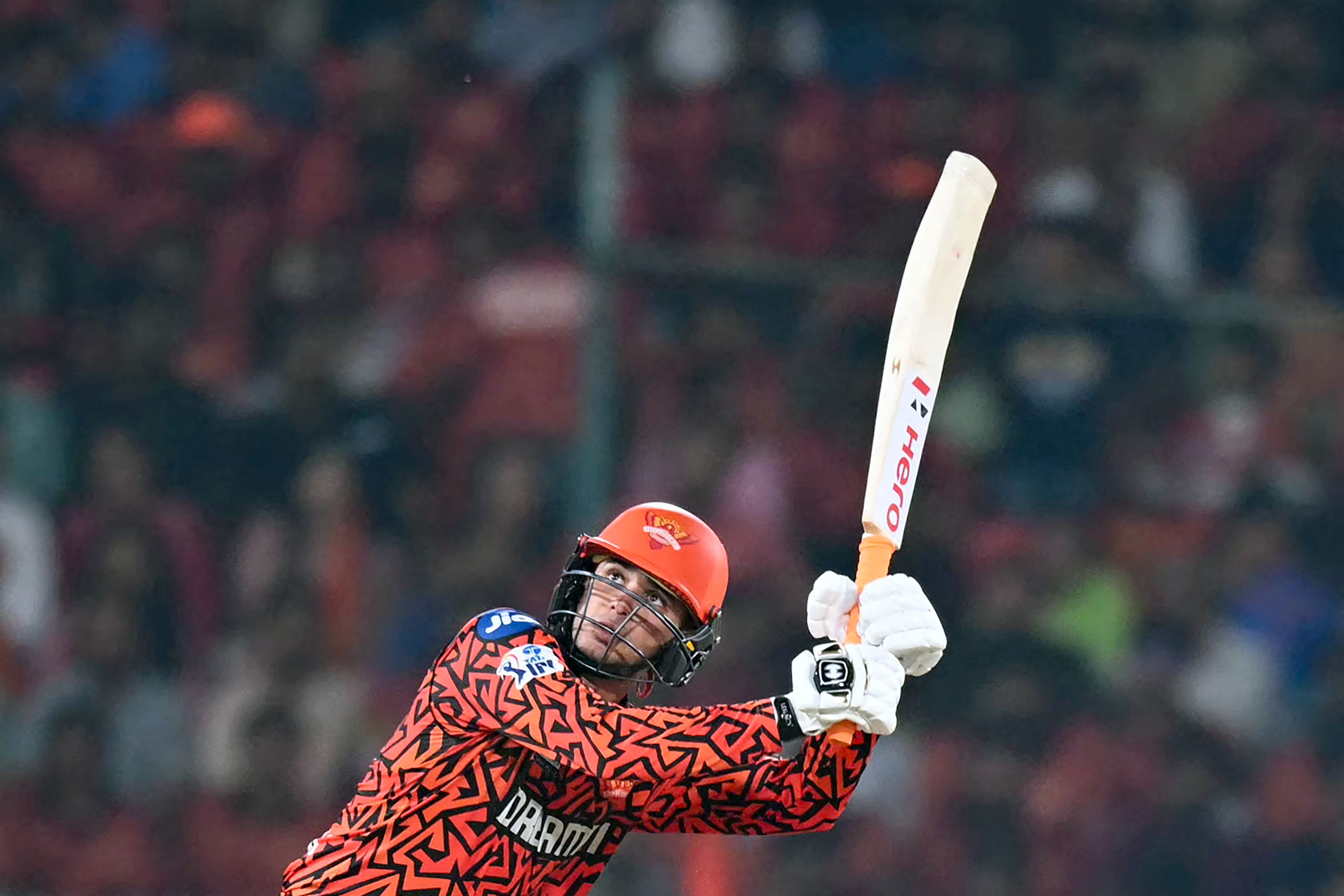 ಸನ್‌ರೈಸರ್ಸ್ ಹೈದರಾಬಾದ್ (SRH) ತಂಡದ ಆಲ್‌ರೌಂಡರ್ ಅಭಿಷೇಕ್ ಶರ್ಮಾ 2025ರ ಐಪಿಎಲ್​ನಲ್ಲಿ ಅತಿ ಉದ್ದದ ಸಿಕ್ಸ್ ಬಾರಿಸಿದ ಆಟಗಾರ ಎಂಬ ಹೆಗ್ಗಳಿಕೆಗೆ ಪಾತ್ರರಾಗಿದ್ದಾರೆ. ಪಂಜಾಬ್ ಕಿಂಗ್ಸ್ (PBKS) ವಿರುದ್ಧ ವೇಗದ ಶತಕದ ವೇಳೆ 106 ಮೀಟರ್ ಸಿಕ್ಸ್ ಬಾರಿಸಿದರು.