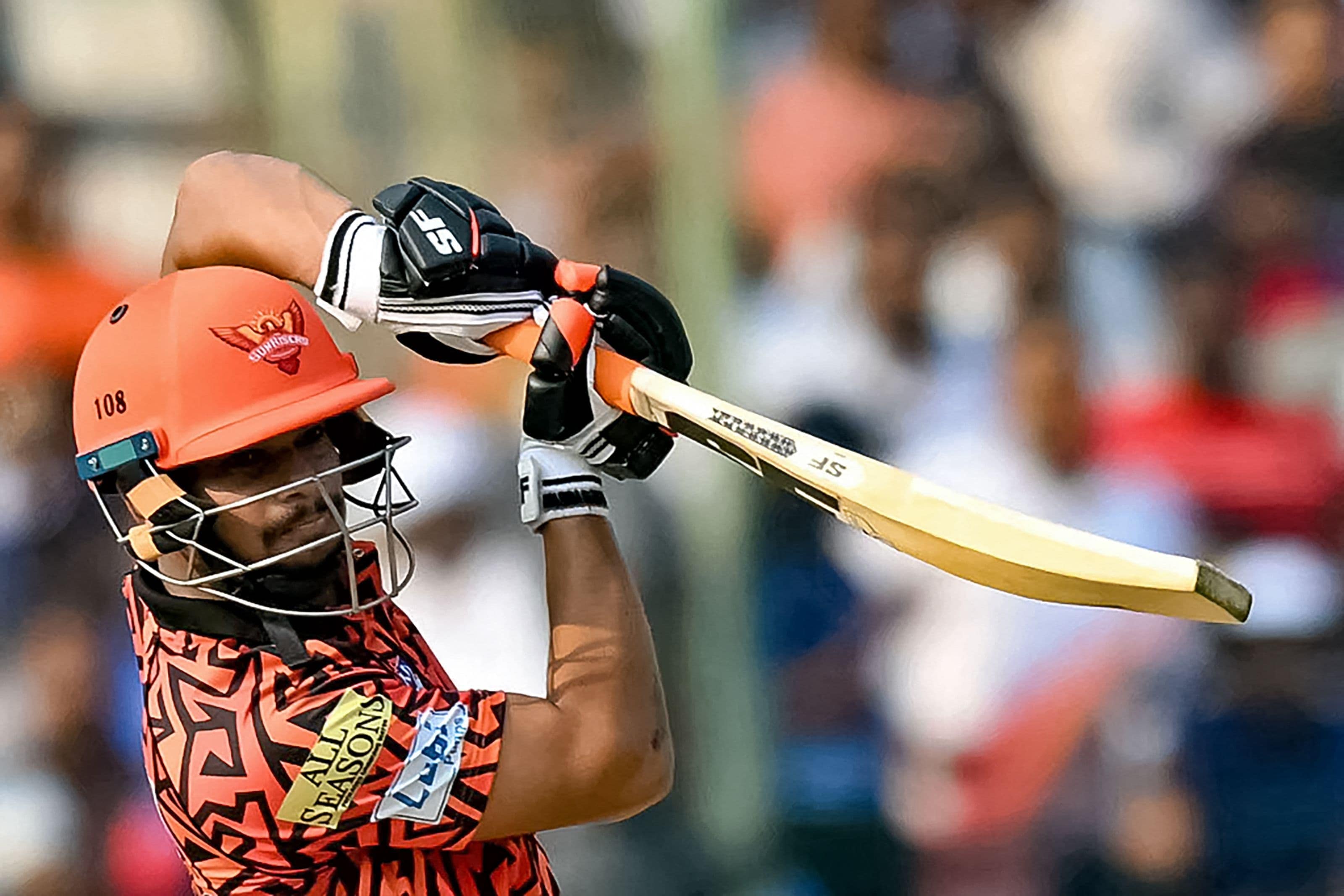 ಅನಿಕೇತ್ ವರ್ಮಾ ಪಟ್ಟಿಯಲ್ಲಿ ಐದನೇ ಸ್ಥಾನದಲ್ಲಿದ್ದಾರೆ. ಸನ್‌ರೈಸರ್ಸ್ ಹೈದರಾಬಾದ್ ತಂಡದ ಭಾಗವಾಗಿರುವ ಅನಿಕೇತ್, ಡೆಲ್ಲಿ ಕ್ಯಾಪಿಟಲ್ಸ್ ವಿರುದ್ಧ 102 ಮೀಟರ್ ದೂರ ಸಿಕ್ಸರ್​ ಹೊಡೆದಿದ್ದಾರೆ.