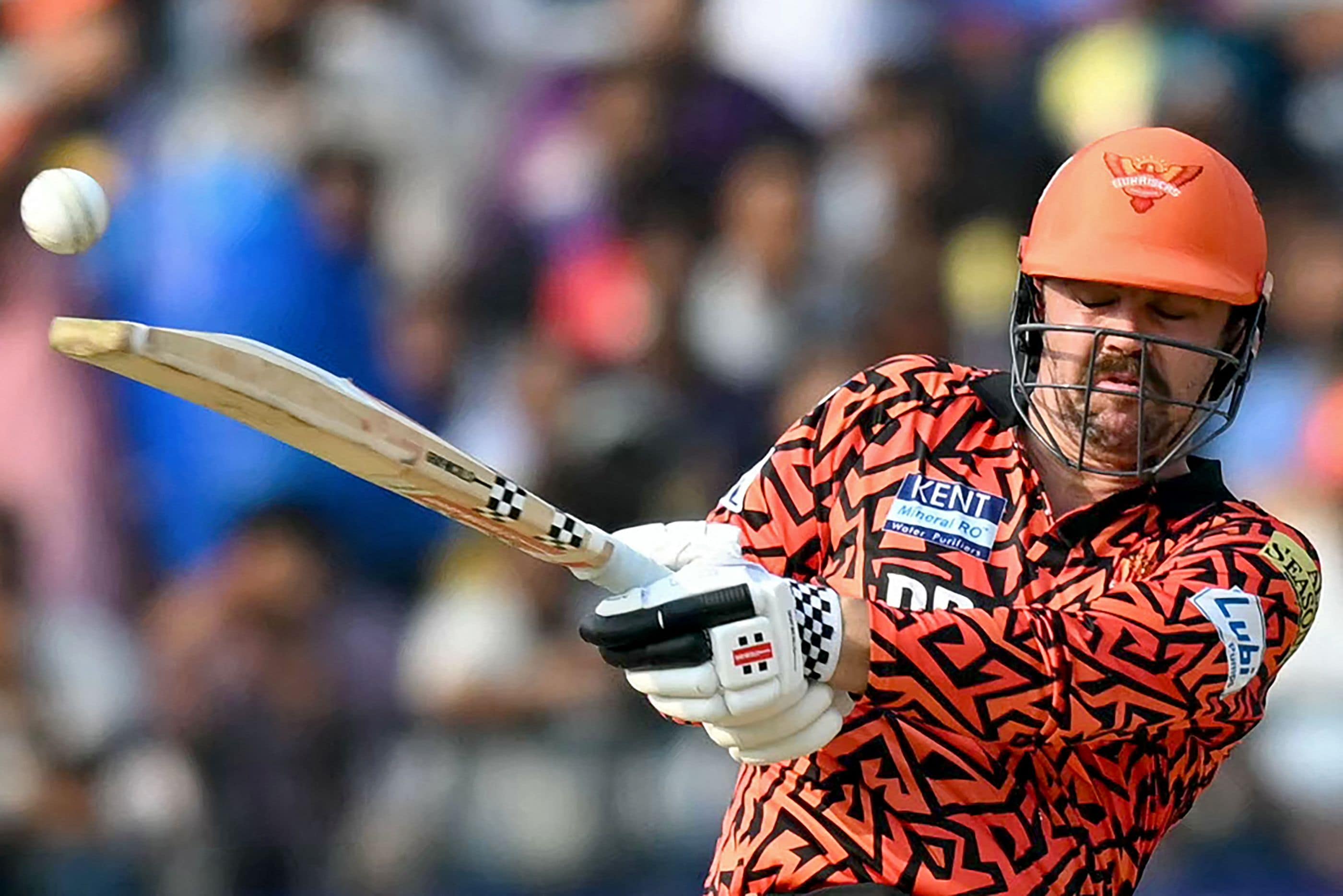 ಸನ್​​ರೈಸರ್ಸ್ ಹೈದರಾಬಾದ್ ತಂಡದ ಅಭಿಷೇಕ್ ಶರ್ಮಾ ಅವರ ಆರಂಭಿಕ ಪಾಲುದಾರ ಟ್ರಾವಿಸ್ ಹೆಡ್ 105 ಮೀಟರ್ ಸಿಕ್ಸ್ ಬಾರಿಸಿದ್ದಾರೆ. ರಾಜಸ್ಥಾನ್ ರಾಯಲ್ಸ್ (RR) ವಿರುದ್ಧ ಹೆಡ್ ಈ ಸಾಧನೆ ಮಾಡಿದರು.