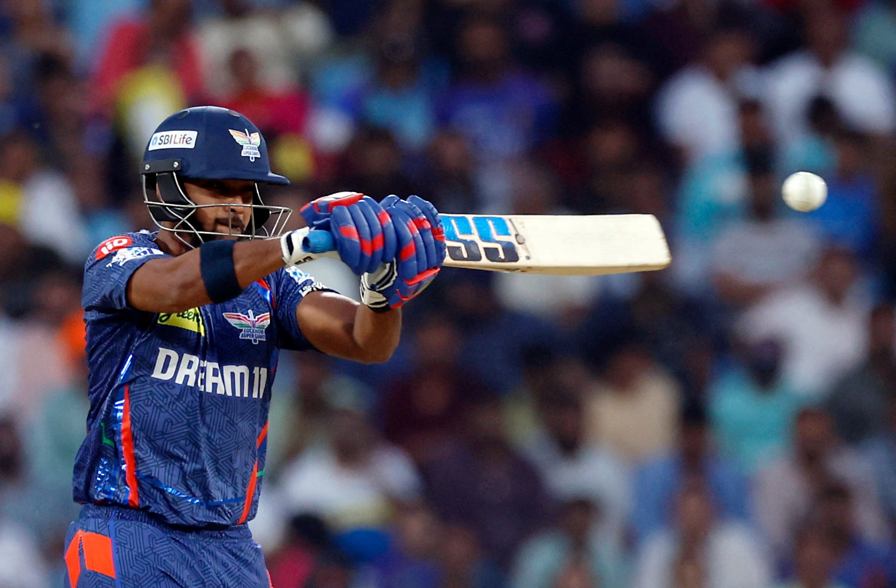 ಸ್ಫೋಟಕ ಬ್ಯಾಟಿಂಗ್‌ಗೆ ಹೆಸರುವಾಸಿಯಾದ ಲಕ್ನೋ ಸೂಪರ್ ಜೈಂಟ್ಸ್ ಆಟಗಾರ ನಿಕೋಲಸ್ ಪೂರನ್ 102 ಮೀಟರ್ ದೂರದ ಸಿಕ್ಸ್ ಬಾರಿಸಿದ್ದಾರೆ. ಅವರು ಕೋಲ್ಕತ್ತಾ ನೈಟ್ ರೈಡರ್ಸ್ ವಿರುದ್ಧ ಈ ಸಾಧನೆ ಮಾಡಿದರು.