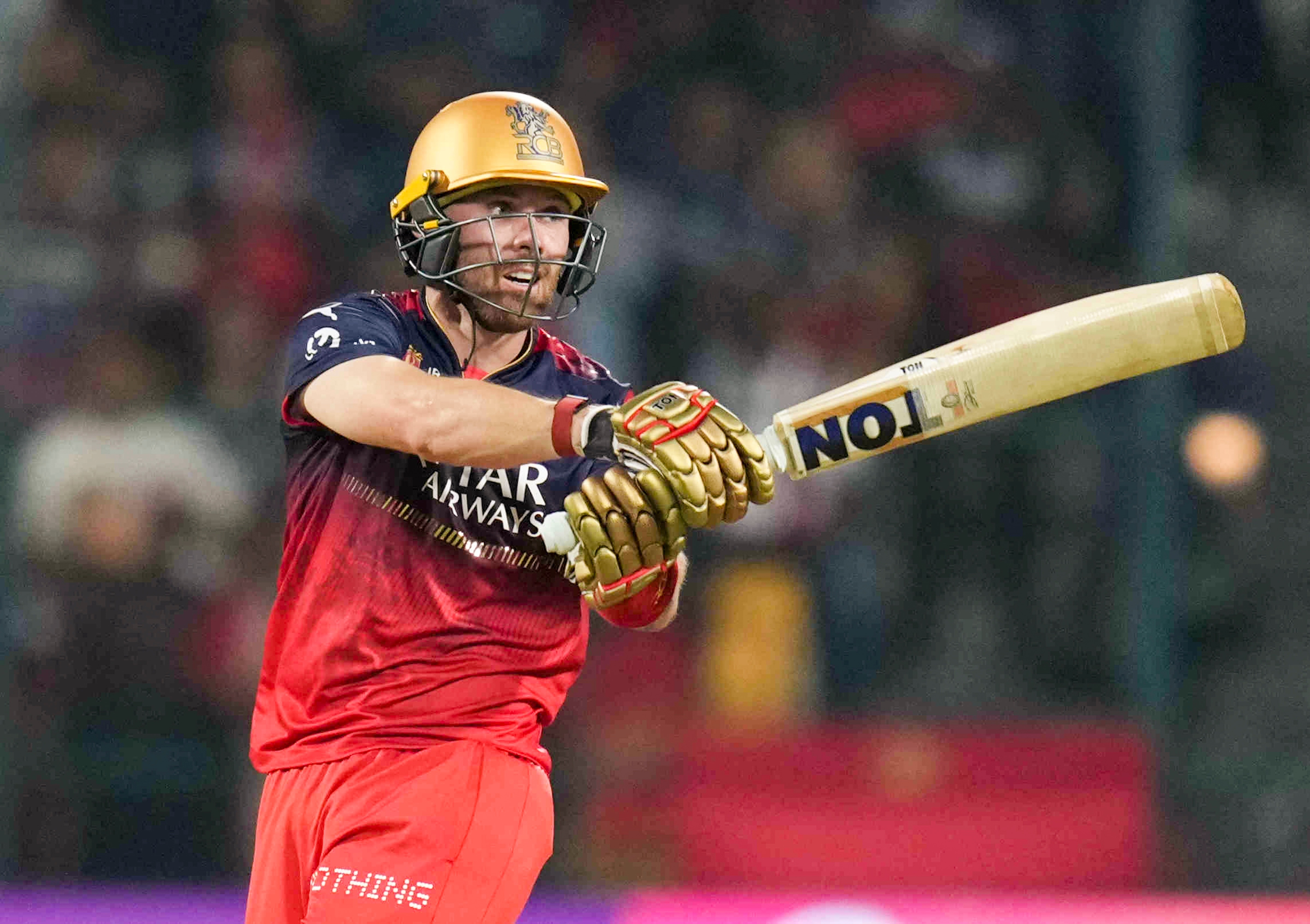 ಪಟ್ಟಿಯಲ್ಲಿ ಎರಡನೇ ಸ್ಥಾನದಲ್ಲಿ ರಾಯಲ್ ಚಾಲೆಂಜರ್ಸ್ ಬೆಂಗಳೂರು (RCB) ತಂಡದ ಫಿಲ್ ಸಾಲ್ಟ್ ಇದ್ದಾರೆ. ಗುಜರಾತ್ ಟೈಟಾನ್ಸ್ ವಿರುದ್ಧ ಸಾಲ್ಟ್ 105 ಮೀಟರ್ ದೂರ ಸಿಕ್ಸರ್​ ಬಾರಿಸಿದ್ದರು.