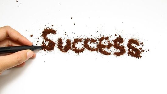 ಯಶಸ್ಸಿಗೆ ವಾಸ್ತು ಪರಿಹಾರಗಳು-ವಾಸ್ತು ತಜ್ಞರ ಪ್ರಕಾರ, ಪ್ರಗತಿ ಸಾಧಿಸಲು, ಪ್ರತಿದಿನ ಸ್ವಚ್ಛವಾಗಿ ತೊಳೆದ ಬಟ್ಟೆಗಳನ್ನು ಧರಿಸಿ. ಹಿಂದಿನ ದಿನ ಧರಿಸಿದ ಬಟ್ಟೆಗಳನ್ನು ಮರುದಿನ ಧರಿಸಬಾರದು.