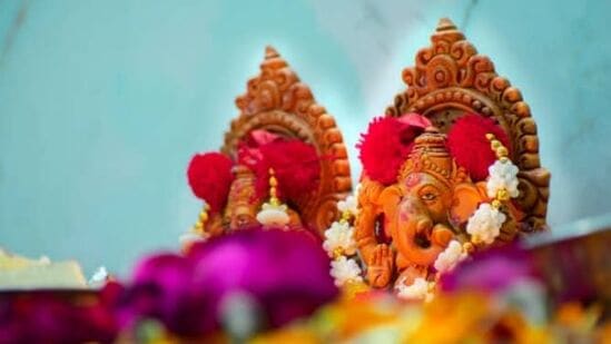 ಗಣೇಶ ಮತ್ತು ಲಕ್ಷ್ಮಿ ದೇವಿಯ ಫೋಟೋಗಳು-ವಾಸ್ತು ಶಾಸ್ತ್ರದಲ್ಲಿ, ಗಣೇಶ ಮತ್ತು ಲಕ್ಷ್ಮಿ ದೇವಿಯ ಚಿತ್ರ ಅಥವಾ ವಿಗ್ರಹವನ್ನು ಕಚೇರಿಯ ಮೇಜಿನ ಮೇಲೆ ಇಡುವುದು ಶುಭವೆಂದು ಪರಿಗಣಿಸಲಾಗಿದೆ. ಹೀಗೆ ಮಾಡುವುದರಿಂದ ಕೆಲಸದಲ್ಲಿನ ಅಡೆತಡೆಗಳು ದೂರವಾಗಿ ಪ್ರಗತಿ ಸಾಧಿಸಲಾಗುತ್ತದೆ ಎಂದು ನಂಬಲಾಗಿದೆ.