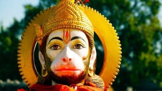 ಧ್ವಜ ಹಿಡಿದಿರುವ ಹನುಮಂತನ ಚಿತ್ರವನ್ನು ಯಾವ ದಿಕ್ಕಿನಲ್ಲಿ ಇಡಬೇಕು?-ವಾಸ್ತು ಶಾಸ್ತ್ರದ ಪ್ರಕಾರ, ಮನೆಯ ಪಶ್ಚಿಮ ದಿಕ್ಕಿನಲ್ಲಿ ಹನುಮಾನ್ ಜಿ ನಿಂತು ಧ್ವಜವನ್ನು ಹಿಡಿದಿರುವ ಚಿತ್ರವನ್ನು ಇಡುವುದು ಶುಭ. ಇದು ಕೆಲಸದಲ್ಲಿನ ಅಡೆತಡೆಗಳನ್ನು ನಿವಾರಿಸುತ್ತದೆ ಮತ್ತು ಯಶಸ್ಸನ್ನು ತರುತ್ತದೆ ಎಂದು ನಂಬಲಾಗಿದೆ.