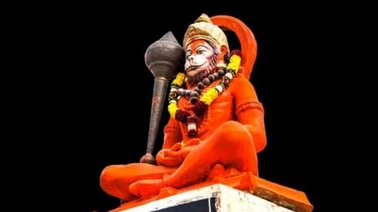 ಕುಳಿತಿರುವ ಭಂಗಿಯಲ್ಲಿರುವ ಹನುಮಂತನ ಚಿತ್ರ-ವಾಸ್ತು ಪ್ರಕಾರ, ಮನೆಯ ಈಶಾನ್ಯ ದಿಕ್ಕಿನಲ್ಲಿ ಕುಳಿತಿರುವ ಭಂಗಿಯಲ್ಲಿ ಹನುಮಂತನ ಕೆಂಪು ಬಣ್ಣದ ಚಿತ್ರವನ್ನು ಇಡುವುದು ಶುಭ. ಹೀಗೆ ಮಾಡುವುದರಿಂದ ಕೋಪ ನಿಯಂತ್ರಣದಲ್ಲಿ ಉಳಿಯುತ್ತದೆ ಎಂದು ನಂಬಲಾಗಿದೆ.