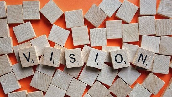 ವಿಷನ್ ಬೋರ್ಡ್ ರಚಿಸಿ-ನಿಮ್ಮ ಹಾಸಿಗೆಯ ಮುಂದೆ ಒಂದು ವಿಷನ್ ಬೋರ್ಡ್ ಮಾಡಿ, ಅದರಲ್ಲಿ ನಿಮ್ಮ ತಾರ್ಕಿಕ ಆಸೆಗಳನ್ನು ಹಳದಿ ಕಾಗದದ ಮೇಲೆ ನೀಲಿ ಪೆನ್ನಿನಲ್ಲಿ ಬರೆದು, ಅದನ್ನು ನೀವು ಯಾವಾಗಲೂ ನೋಡುವ ರೀತಿಯಲ್ಲಿ ಇರಿಸಿ.