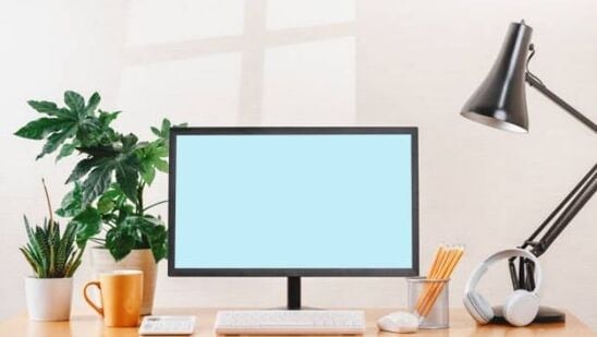 ವಾಸ್ತು ಪ್ರಕಾರ ಆಫೀಸ್ ಟೇಬಲ್ ಮೇಲೆ ಏನನ್ನು ಇಡಬೇಕು?- ವಾಸ್ತು ಶಾಸ್ತ್ರದ ಪ್ರಕಾರ, ಧನಾತ್ಮಕ ಮತ್ತು ಋಣಾತ್ಮಕ ಶಕ್ತಿಗಳೆರಡೂ ನಮ್ಮ ಸುತ್ತಲೂ ಇರುತ್ತವೆ. ಇದು ಮಾನವ ಜೀವನದ ಮೇಲೂ ಪರಿಣಾಮ ಬೀರುತ್ತದೆ. ನೀವು ಕೆಲಸ ಮಾಡುವ ಸ್ಥಳದಲ್ಲಿ ಯಾವಾಗಲೂ ಸಕಾರಾತ್ಮಕ ಶಕ್ತಿಯನ್ನು ಹೊರಸೂಸುವ ವಸ್ತುಗಳನ್ನು ಇಟ್ಟುಕೊಳ್ಳಬೇಕು ಎಂದು ವಾಸ್ತು ಹೇಳುತ್ತದೆ. ಕೆಲಸದ ಸ್ಥಳದಲ್ಲಿ ಯಶಸ್ಸು ಮತ್ತು ಪ್ರಗತಿಯನ್ನು ಪಡೆಯಲು ವಾಸ್ತು ಶಾಸ್ತ್ರದಲ್ಲಿ ಕೆಲವು ಕ್ರಮಗಳನ್ನು ನೀಡಲಾಗಿದೆ. ವಾಸ್ತು ಪ್ರಕಾರ ಆಫೀಸ್ ಟೇಬಲ್ ಮೇಲೆ ಏನನ್ನು ಇಡಬೇಕೆಂದು ತಿಳಿಯಿರಿ.