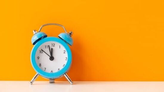 ಗಡಿಯಾರ-ವಾಸ್ತು ಪ್ರಕಾರ, ಕಚೇರಿ ಮೇಜಿನ ಮೇಲೆ ಗಡಿಯಾರವನ್ನು ಇಡುವುದು ಶುಭ. ಅದನ್ನು ಮೇಜಿನ ಉತ್ತರ ಅಥವಾ ಪೂರ್ವ ದಿಕ್ಕಿನಲ್ಲಿ ಇಡಬೇಕು.