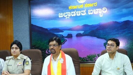 ಬಳ್ಳಾರಿಯಲ್ಲ ಕನ್ನಡ ಸಾಹಿತ್ಯ ಸಮ್ಮೇಳನ ಆಯೋಜಿಸುವ ಸಂಬಂಧ ಮಹೇಶ್ ಜೋಶಿ ಅಧ್ಯಕ್ಷತೆಯಲ್ಲಿ ಸಭೆ ನಡೆಯಿತು. ಡಿಸಿ ಪ್ರಶಾಂತಕುಮಾರ್ ಮಿಶ್ರ, ಡಿಸಿ ವಿ.ಜಿ.ಶೋಭಾ ರಾಣಿ ಹಾಜರಿದ್ದರು. ಬಳ್ಳಾರಿಯಲ್ಲ ಕನ್ನಡ ಸಾಹಿತ್ಯ ಸಮ್ಮೇಳನ ಆಯೋಜಿಸುವ ಸಂಬಂಧ ಮಹೇಶ್ ಜೋಶಿ ಅಧ್ಯಕ್ಷತೆಯಲ್ಲಿ ಸಭೆ ನಡೆಯಿತು. ಡಿಸಿ ಪ್ರಶಾಂತಕುಮಾರ್ ಮಿಶ್ರ, ಡಿಸಿ ವಿ.ಜಿ.ಶೋಭಾ ರಾಣಿ ಹಾಜರಿದ್ದರು.