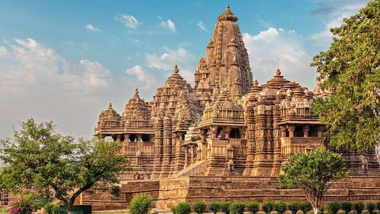 ಖಜುರಾಹೊ ಸ್ಮಾರಕಗಳ ಗುಂಪು (ಮಧ್ಯಪ್ರದೇಶ):ಚಂಡೇಲ ರಾಜವಂಶವು ಕ್ರಿ.ಶ. 950 ಮತ್ತು 1050 ರ ನಡುವೆ ನಿರ್ಮಿಸಲಾದ ಖಜುರಾಹೊ ದೇವಾಲಯಗಳು ಅವುಗಳ ಸಂಕೀರ್ಣವಾದ ಕೆತ್ತನೆಗಳು ಮತ್ತು ಕಾಮಪ್ರಚೋದಕ ಶಿಲ್ಪಗಳಿಗೆ ಹೆಸರುವಾಸಿಯಾಗಿದೆ. ಹಿಂದೂ ಮತ್ತು ಜೈನ ದೇವತೆಗಳಿಗೆ ಸಮರ್ಪಿತವಾಗಿರುವ ಈ ದೇವಾಲಯಗಳು, ದೇವರುಗಳು, ಆಕಾಶ ಜೀವಿಗಳು ಮತ್ತು ದೈನಂದಿನ ಜೀವನದ ವಿವರವಾದ ಚಿತ್ರಣಗಳೊಂದಿಗೆ ನಾಗರ ಶೈಲಿಯ ವಾಸ್ತುಶಿಲ್ಪವನ್ನು ಪ್ರದರ್ಶಿಸುತ್ತವೆ.