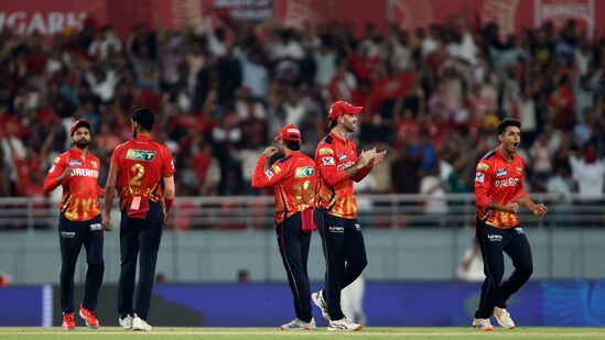 ಮೊದಲು ಬ್ಯಾಟಿಂಗ್ ನಡೆಸಿದ ಪಂಜಾಬ್ 15.3 ಓವರ್​ಗಳಲ್ಲಿ 111ಕ್ಕೆ ಆಲೌಟ್ ಆಯಿತು. ಈ ಗುರಿ ಬೆನ್ನಟ್ಟಿದ ಕೆಕೆಆರ್​ 15.1 ಓವರ್​​ಗಳಲ್ಲಿ 95ಕ್ಕೆ ಆಲೌಟ್ ಆಗಿ 16 ರನ್ನಿಂದ ಶರಣಾಯಿತು. ಕಡಿಮೆ ಮೊತ್ತ ರಕ್ಷಿಸಿಕೊಂಡ ಟಾಪ್​-5 ತಂಡಗಳ ವಿವರ ಇಂತಿದೆ.