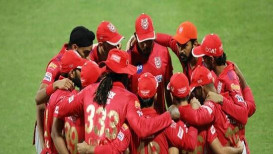 2015ರಲ್ಲಿ ಮೊಹಾಲಿಯಲ್ಲಿ ನಡೆದ ಪಂದ್ಯದಲ್ಲಿ ಆರ್​ಸಿಬಿ ವಿರುದ್ಧ 10 ಓವರ್​ಗಳಲ್ಲಿ 106 ರನ್ ಗಳಿಸಿತ್ತು. ಆದರೆ ಆರ್​ಸಿಬಿ 84 ರನ್ ಗಳಿಸಿ 22 ರನ್​ಗಳಿಂದ ಶರಣಾಗಿತ್ತು. ಮಳೆಯ ಕಾರಣ ತಲಾ 10 ಓವರ್​ಗಳಿಗೆ ಕಡಿಮೆ ಮಾಡಲಾಗಿತ್ತು. 2009ರಲ್ಲಿ ಪಂಜಾಬ್ ಕಿಂಗ್ಸ್ 119 ರನ್ ಗಳಿಸಿ ಜಯ ಸಾಧಿಸಿತ್ತು. ಈ ರೀತಿಯಾಗಿ ಐಪಿಎಲ್​ನಲ್ಲಿ 120ಕ್ಕಿಂತ ಕಡಿಮೆ ರನ್ನನ್ನು 3 ಬಾರಿ ರಕ್ಷಿಸಿಕೊಂಡ ಏಕೈಕ ತಂಡವಾಗಿದೆ.