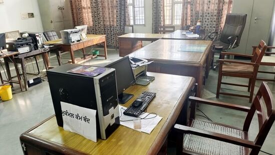 UPS vs NPS: ಕೇಂದ್ರ ಸರ್ಕಾರಿ ನೌಕರರಿಗೆ ಹೊಸ ಪಿಂಚಣಿ ಆಯ್ಕೆ UPS vs NPS: ಕೇಂದ್ರ ಸರ್ಕಾರಿ ನೌಕರರಿಗೆ ಹೊಸ ಪಿಂಚಣಿ ಆಯ್ಕೆ