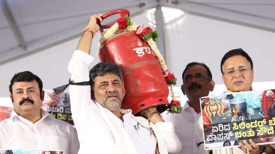 ಕೇಂದ್ರ ಸರ್ಕಾರದ ಬೆಲೆ ಏರಿಕೆ ನೀತಿ ಖಂಡಿಸಿ ಬೆಂಗಳೂರಿನ ಫ್ರೀಡಂ ಪಾರ್ಕ್ನಲ್ಲಿ ಬೃಹತ್ ಪ್ರತಿಭಟನೆಯಲ್ಲಿ ಪಾಲ್ಗೊಂಡ ಡಿಕೆ ಶಿವಕುಮಾರ್ ಸಿಲೆಂಡರ್ ಹೊತ್ತು ಗಮನಸೆಳೆದರು. <p>ಕೇಂದ್ರ ಸರ್ಕಾರದ ಬೆಲೆ ಏರಿಕೆ ನೀತಿ ಖಂಡಿಸಿ ಬೆಂಗಳೂರಿನ ಫ್ರೀಡಂ ಪಾರ್ಕ್ನಲ್ಲಿ ಬೃಹತ್ ಪ್ರತಿಭಟನೆಯಲ್ಲಿ ಪಾಲ್ಗೊಂಡ ಡಿಕೆ ಶಿವಕುಮಾರ್ ಸಿಲೆಂಡರ್ ಹೊತ್ತು ಗಮನಸೆಳೆದರು.</p>