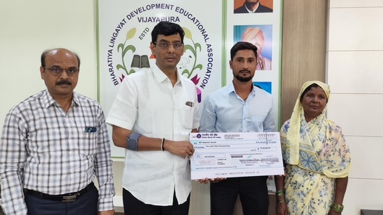 ತಾಯಿ ಕೂಲಿ ಕೆಲಸ; ಬಡ ಪ್ರತಿಭೆಯ ಬೆನ್ನಿಗೆ ನಿಂತ ಸಚಿವ ಎಂಬಿ ಪಾಟೀಲ್, ಏಷ್ಯನ್ ಗೇಮ್ಸ್ ತಯಾರಿಗಾಗಿ 2.30 ಲಕ್ಷ ಆರ್ಥಿಕ ನೆರವು ತಾಯಿ ಕೂಲಿ ಕೆಲಸ; ಬಡ ಪ್ರತಿಭೆಯ ಬೆನ್ನಿಗೆ ನಿಂತ ಸಚಿವ ಎಂಬಿ ಪಾಟೀಲ್, ಏಷ್ಯನ್ ಗೇಮ್ಸ್ ತಯಾರಿಗಾಗಿ 2.30 ಲಕ್ಷ ಆರ್ಥಿಕ ನೆರವು