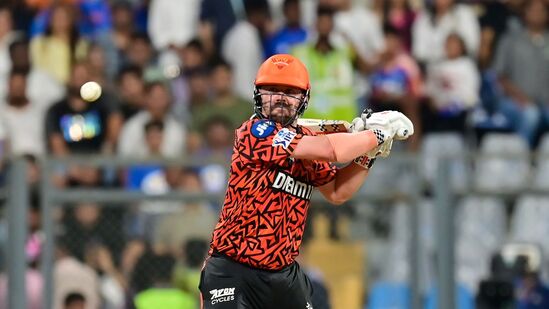 ವಾಂಖೆಡೆ ಕ್ರೀಡಾಂಗಣದಲ್ಲಿ ಜರುಗಿದ ಮಹತ್ವದ ಪಂದ್ಯದಲ್ಲಿ 29 ಎಸೆತಗಳಲ್ಲಿ 3 ಬೌಂಡರಿ ಸಹಿತ 28 ರನ್ ಗಳಿಸಿದರೂ ದೊಡ್ಡ ಸಾಧನೆ ಮಾಡಿದ್ದಾರೆ. ಐಪಿಎಲ್​ನಲ್ಲಿ ವೇಗವಾಗಿ 1000 ರನ್ ಗಳಿಸಿದ ಎರಡನೇ ಬ್ಯಾಟರ್ ಎಂಬ ಹೆಗ್ಗಳಿಕೆಗೆ ಪಾತ್ರರಾಗಿದ್ದಾರೆ.