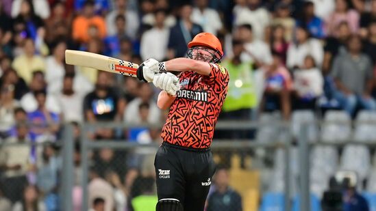 ಕೋಲ್ಕತಾ ನೈಟ್ ರೈಡರ್ಸ್​​ ಸ್ಟಾರ್ ಬ್ಯಾಟರ್ ಆಂಡ್ರೆ ರಸೆಲ್ 545 ಎಸೆತಗಳಲ್ಲಿ 1,000 ರನ್ ಗಳಿಸಿದ್ದು, ಐಪಿಎಲ್ ಇತಿಹಾಸದಲ್ಲಿ ವೇಗವಾಗಿ 1,000 ರನ್ ಗಳಿಸಿದ ದಾಖಲೆಯಾಗಿದೆ.