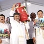 ಕೇಂದ್ರ ಸರ್ಕಾರದ ಬೆಲೆ ಏರಿಕೆ ನೀತಿ ಖಂಡಿಸಿ ಬೆಂಗಳೂರಿನ ಫ್ರೀಡಂ ಪಾರ್ಕ್ನಲ್ಲಿ ಬೃಹತ್ ಪ್ರತಿಭಟನೆಯಲ್ಲಿ ಪಾಲ್ಗೊಂಡ ಡಿಕೆ ಶಿವಕುಮಾರ್ ಸಿಲೆಂಡರ್ ಹೊತ್ತು ಗಮನಸೆಳೆದರು. <p>ಕೇಂದ್ರ ಸರ್ಕಾರದ ಬೆಲೆ ಏರಿಕೆ ನೀತಿ ಖಂಡಿಸಿ ಬೆಂಗಳೂರಿನ ಫ್ರೀಡಂ ಪಾರ್ಕ್ನಲ್ಲಿ ಬೃಹತ್ ಪ್ರತಿಭಟನೆಯಲ್ಲಿ ಪಾಲ್ಗೊಂಡ ಡಿಕೆ ಶಿವಕುಮಾರ್ ಸಿಲೆಂಡರ್ ಹೊತ್ತು ಗಮನಸೆಳೆದರು.</p>
