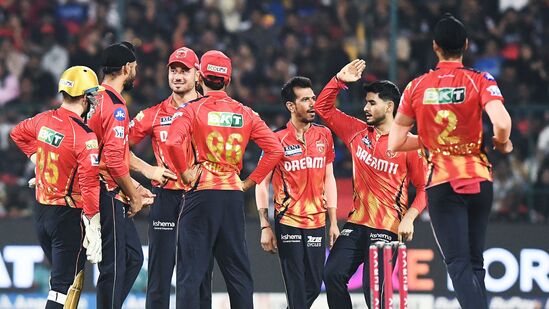 ತವರಲ್ಲಿ ಮತ್ತೊಮ್ಮೆ ಮುಗ್ಗರಿಸಿದ ಆರ್ಸಿಬಿ; ಮಳೆ ಬಾಧಿಸಿದ ಪಂದ್ಯದಲ್ಲಿ ಪಂಜಾಬ್ಗೆ ಗೆಲುವು ತವರಲ್ಲಿ ಮತ್ತೊಮ್ಮೆ ಮುಗ್ಗರಿಸಿದ ಆರ್ಸಿಬಿ; ಮಳೆ ಬಾಧಿಸಿದ ಪಂದ್ಯದಲ್ಲಿ ಪಂಜಾಬ್ಗೆ ಗೆಲುವು