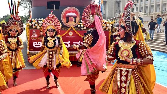 ಈಗಾಗಲೇ ಮಂಡ್ಯದ ಮೂಲಕ ಮೈಸೂರಿಗೆ 'ಅನುಭವ ಮಂಟಪ-ಬಸವಾದಿ ಶರಣರ ವೈಭವ-2025' ರಥಯಾತ್ರೆ ತಲುಪಿದ್ದು, ಮುಂದಿನ ಎರಡು ವಾರ ಕರ್ನಾಟಕದಾದ್ಯಂತ ಪ್ರವಾಸ ಕೈಗೊಳ್ಳಲಿದೆ. ಈಗಾಗಲೇ ಮಂಡ್ಯದ ಮೂಲಕ ಮೈಸೂರಿಗೆ 'ಅನುಭವ ಮಂಟಪ-ಬಸವಾದಿ ಶರಣರ ವೈಭವ-2025' ರಥಯಾತ್ರೆ ತಲುಪಿದ್ದು, ಮುಂದಿನ ಎರಡು ವಾರ ಕರ್ನಾಟಕದಾದ್ಯಂತ ಪ್ರವಾಸ ಕೈಗೊಳ್ಳಲಿದೆ.