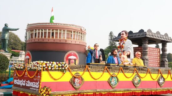 ಅನುಭವ ಮಂಟಪ, ಬಸವಣ್ಣನವರ ವಿಚಾರ ಧಾರೆಯನ್ನು ಜಾಗೃತಿ ಮೂಡಿಸುವ ಭಾಗವಾಗಿ ರಥಯಾತ್ರೆ ರೂಪಿಸಲಾಗಿದ್ದು, ವಿಭಿನ್ನ ಪರಿಕಲ್ಪನೆಯಿಂದ ಗಮನ ಸೆಳೆಯುತ್ತಿದೆ. ಅನುಭವ ಮಂಟಪ, ಬಸವಣ್ಣನವರ ವಿಚಾರ ಧಾರೆಯನ್ನು ಜಾಗೃತಿ ಮೂಡಿಸುವ ಭಾಗವಾಗಿ ರಥಯಾತ್ರೆ ರೂಪಿಸಲಾಗಿದ್ದು, ವಿಭಿನ್ನ ಪರಿಕಲ್ಪನೆಯಿಂದ ಗಮನ ಸೆಳೆಯುತ್ತಿದೆ.