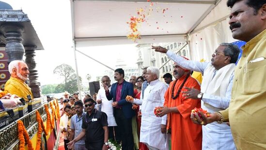 ಮುಖ್ಯಮಂತ್ರಿ ಸಿದ್ದರಾಮಯ್ಯ, ಸಚಿವರು, ಗಣ್ಯರು ಬೆಂಗಳೂರಿನ ವಿಧಾನಸೌಧದ ಎದುರು ‘ಅನುಭವ ಮಂಟಪ-ಬಸವಾದಿ ಶರಣರ ವೈಭವ-2025’ ರಥಯಾತ್ರೆಗೆ ಚಾಲನೆ ನೀಡಿದರು. ಮುಖ್ಯಮಂತ್ರಿ ಸಿದ್ದರಾಮಯ್ಯ, ಸಚಿವರು, ಗಣ್ಯರು ಬೆಂಗಳೂರಿನ ವಿಧಾನಸೌಧದ ಎದುರು ‘ಅನುಭವ ಮಂಟಪ-ಬಸವಾದಿ ಶರಣರ ವೈಭವ-2025’ ರಥಯಾತ್ರೆಗೆ ಚಾಲನೆ ನೀಡಿದರು.