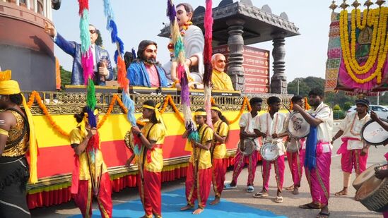 ಬೆಂಗಳೂರು ವಿಧಾನಸೌಧದ ಎದುರು ಆರಂಭಗೊಂಡ ರಥಯಾತ್ರೆ ವೇಳೆ ವಿವಿಧ ಕಲಾವಿದರು ಪ್ರದರ್ಶನದೊಂದಿಗೆ ಗಮನ ಸೆಳೆದರು. ಬೆಂಗಳೂರು ವಿಧಾನಸೌಧದ ಎದುರು ಆರಂಭಗೊಂಡ ರಥಯಾತ್ರೆ ವೇಳೆ ವಿವಿಧ ಕಲಾವಿದರು ಪ್ರದರ್ಶನದೊಂದಿಗೆ ಗಮನ ಸೆಳೆದರು.
