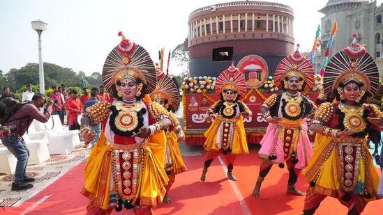 'ಅನುಭವ ಮಂಟಪ-ಬಸವಾದಿ ಶರಣರ ವೈಭವ-2025' ಕಾರ್ಯಕ್ರಮದ ರಥಯಾತ್ರೆ ಉದ್ಘಾಟನೆ ವೇಳೆ ಯಕ್ಷಗಾನ ಕಲಾವಿದರು ಕಾರ್ಯಕ್ರಮ ನಡೆಸಿಕೊಟ್ಟರು. 'ಅನುಭವ ಮಂಟಪ-ಬಸವಾದಿ ಶರಣರ ವೈಭವ-2025' ಕಾರ್ಯಕ್ರಮದ ರಥಯಾತ್ರೆ ಉದ್ಘಾಟನೆ ವೇಳೆ ಯಕ್ಷಗಾನ ಕಲಾವಿದರು ಕಾರ್ಯಕ್ರಮ ನಡೆಸಿಕೊಟ್ಟರು.