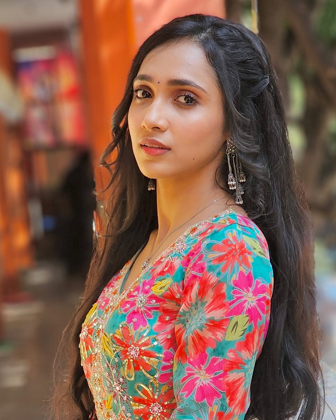 ಯಾವ ಥರ ಸರ್‌ ಎಂದು ಅವರನ್ನೇ ಮರು ಪ್ರಶ್ನೆ ಮಾಡಿದೆ. "ನಾನೆಲ್ಲಾದರೂ ಸಿನಿಮಾಕ್ಕೆ ಹೋಗ್ತಿದ್ದೀನಿ ಅಂದ್ರೆ, ನೀವು ನನ್ನ ಜತೆ ಬರಬೇಕು ಅಂತಂದ್ರು. ನನಗೆ ಒಮ್ಮೆಲೇ ಕೋಪ ನೆತ್ತಿಗೇರಿತು. 